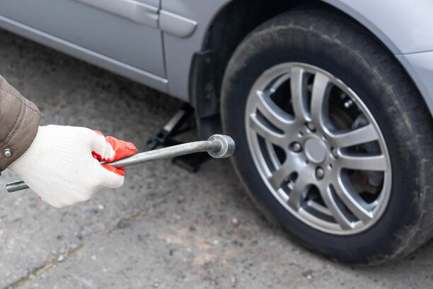 Auto wird in der Werkstatt für eine Urlaubsreise durchgecheckt