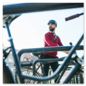 eBikes an Fahrradständern vor dem eBike-Center von Auto Dettling