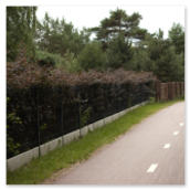 Radfahrer auf einem Weg in Richtung Industriegebiet