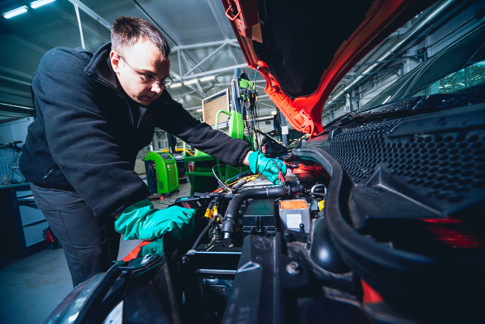 Aufgeräumte und saubere Autowerkstatt mit Hebebühnen