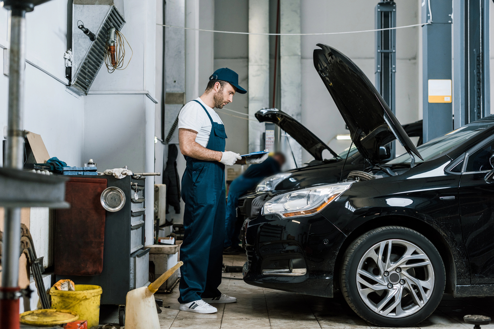 Auto wird vor der Hauptuntersuchung durchgecheckt