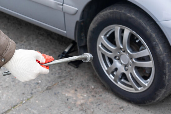 Auto wird in der Werkstatt für eine Urlaubsreise durchgecheckt