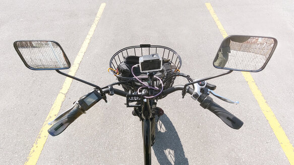 Team von Auto Dettling vor Werkstatt und eBike-Center