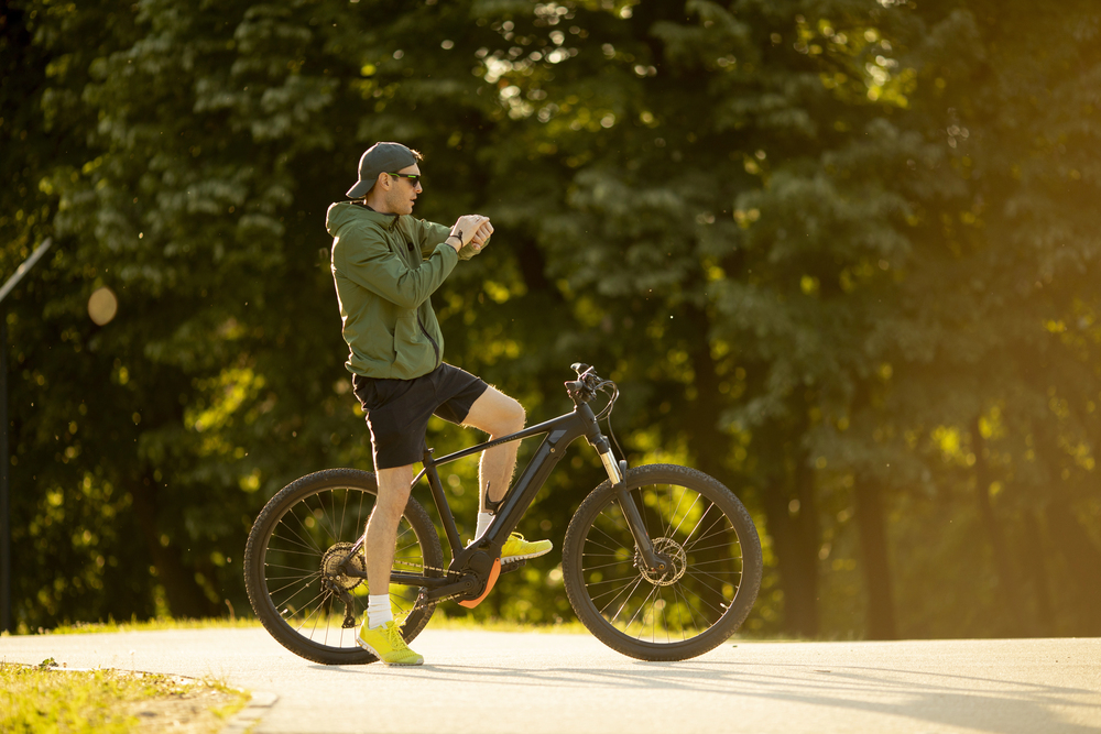Akku eines eBikes wird mit einem Diagnosegerät überprüft