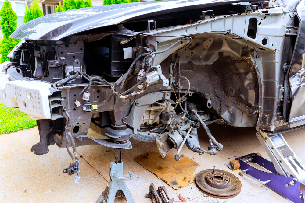 Mechaniker arbeitet im Motorraum eines Fahrzeugs