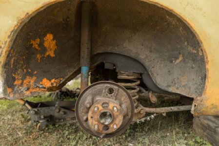 Klassischer Oldtimer in einer Werkstatt auf der Hebebühne