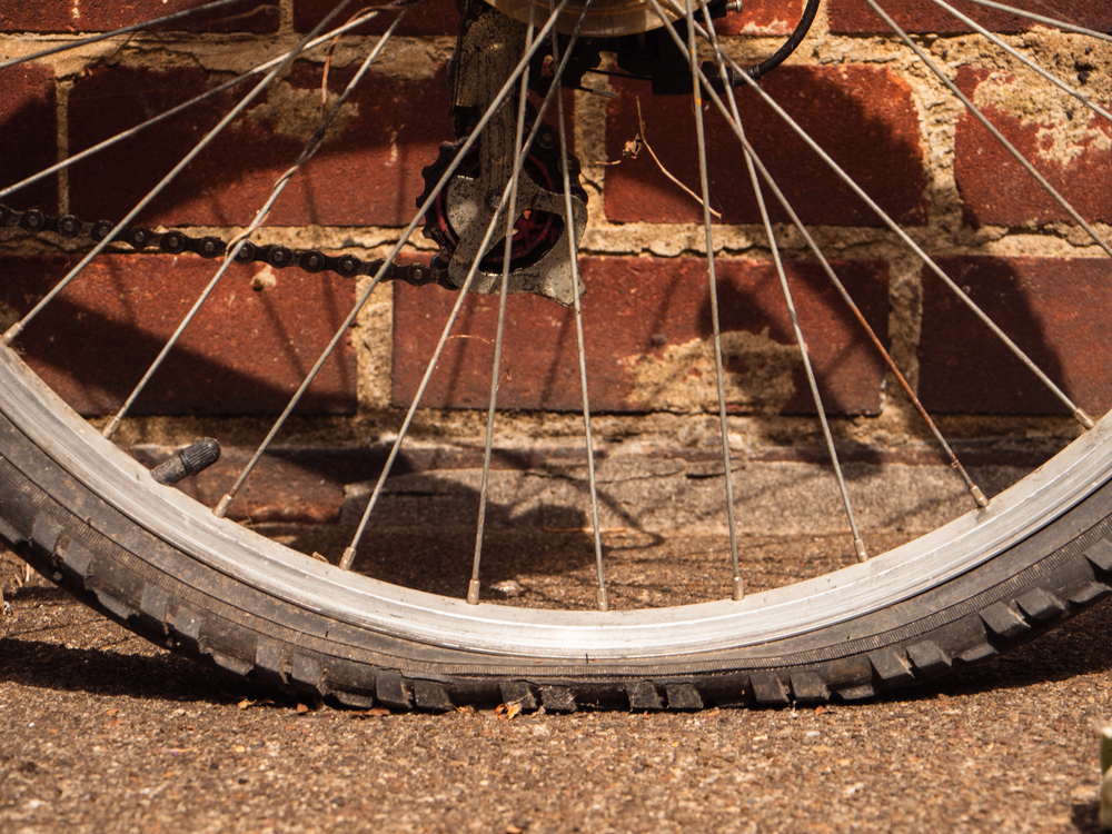 eBike mit plattem Reifen, das in der Werkstatt repariert wird